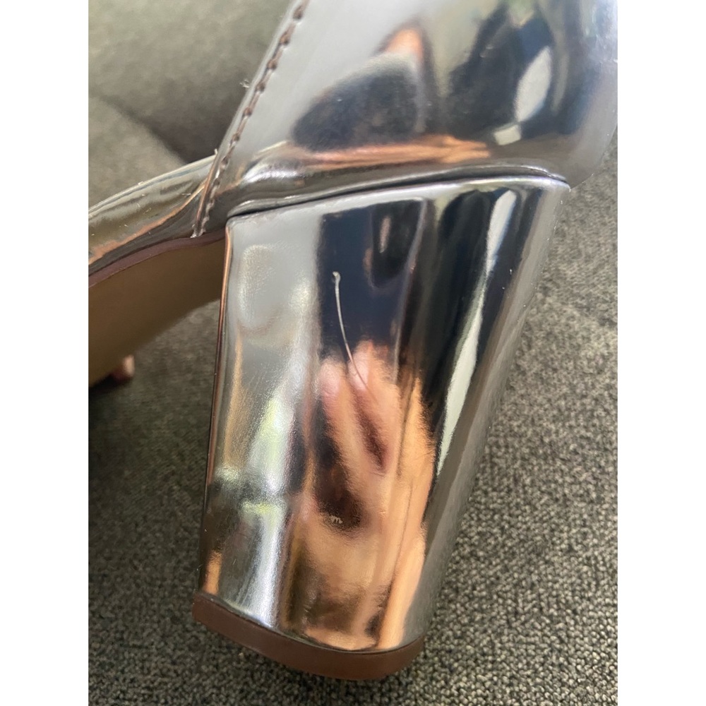 Silver Heels - Picture 4 of 6